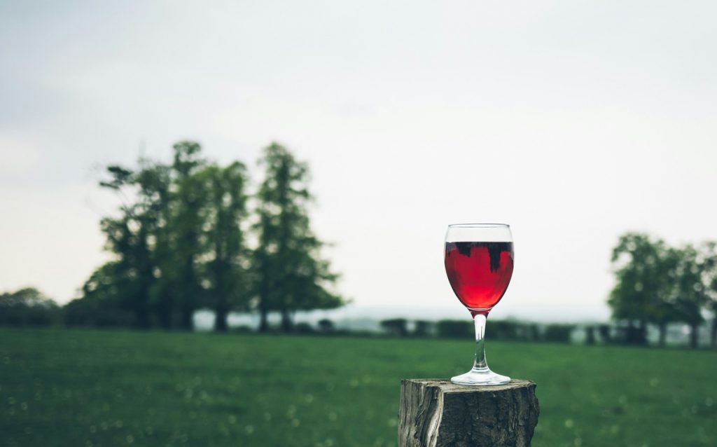 Már egy pohár bor is kiüthet: ebben az életkorban megváltozik az alkohol hatása