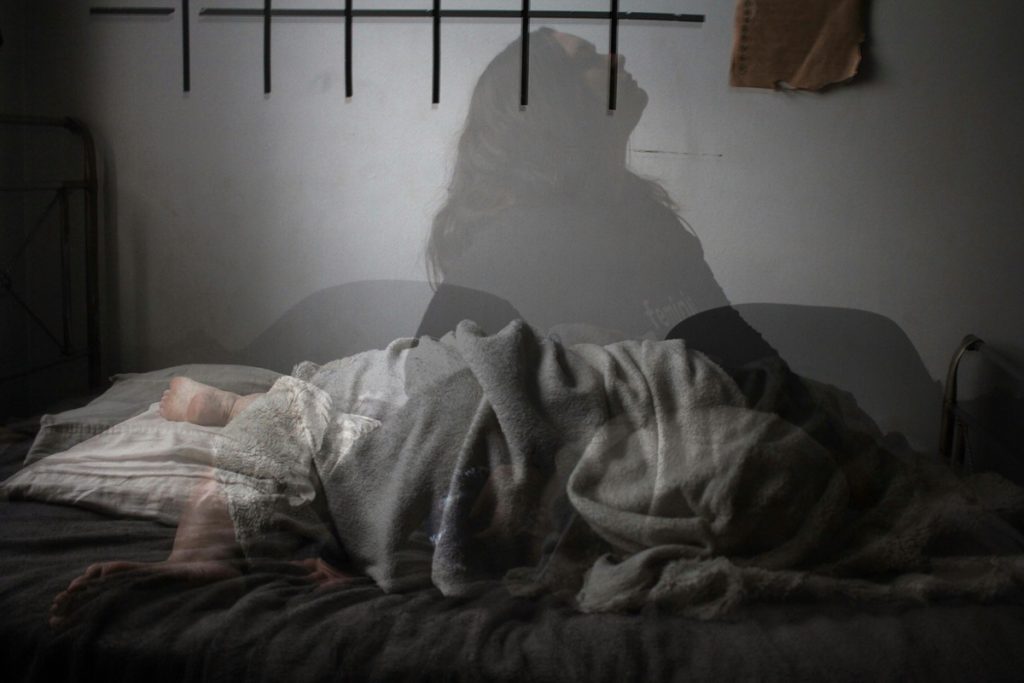 Egy-egy alkalom még teljesen normális lehet, de ha rendszeresen előfordul, annak több oka is lehet. Az alvásszakértők szerint a háttérben nemcsak stressz, hanem hormonális változások, életmódbeli szokások vagy akár a hálószoba környezete is állhat. A stressz az egyik leggyakoribb ok A hajnali ébredések egyik vezető oka a stressz. Amikor az idegrendszer túlterhelt, az agy éjszaka sem tud teljesen megnyugodni. Sokan este érzik úgy, hogy végre ellazultak, valójában azonban a szervezetük még mindig magas készenléti állapotban működik. Ez könnyen okozhat hajnali felébredést. A kortizolszint is szerepet játszhat A kortizol, vagyis a stresszhormon szintje hajnalban természetesen emelkedni kezd. Ez segít abban, hogy reggel felébredjünk és energikusabbak legyünk. Ha azonban valaki túl stresszes vagy kimerült, ez a folyamat hamarabb indulhat be, és már hajnalban felébresztheti. A vércukorszint ingadozása is megzavarhatja az alvást A késő esti cukros nassolás vagy a túl nehéz vacsora szintén hatással lehet az alvás minőségére. Ha a vércukorszint éjszaka hirtelen leesik, a szervezet stresszreakcióval válaszolhat, ami felébresztheti az embert. Az alkohol sem segít úgy, mint sokan gondolják Bár egy pohár bor után könnyebbnek tűnhet az elalvás, az alkohol valójában ronthatja az alvás mélységét. Az alvásszakértők szerint az alkoholos italok gyakran okoznak hajnali felébredést, mert megzavarják az alvási ciklusokat. A hormonális változások is közrejátszhatnak Különösen nőknél gyakori, hogy a hormonális ingadozások hatnak az alvásra. A ciklus különböző szakaszai, a perimenopauza vagy a menopauza idején sokan tapasztalnak gyakoribb éjszakai ébredéseket. A szakértők szerint a testhőmérséklet változása és az ösztrogénszint ingadozása is szerepet játszhat ebben. A telefonozás is hatással lehet Az esti képernyőhasználat sokkal jobban megzavarhatja az alvást, mint gondolnánk. A kék fény csökkentheti a melatonin termelődését, ami az egyik legfontosabb alváshormon. Emiatt az alvás felszínesebbé válhat, és könnyebben felébredhetünk az éjszaka közepén. Mit lehet tenni? A szakértők szerint sokat segíthet az esti rutin kialakítása. Érdemes lefekvés előtt kerülni a túl nehéz ételeket, az alkoholt és a telefonozást. A rendszeres mozgás, a stresszcsökkentő technikák és az állandó alvási időpont szintén javíthatja az alvás minőségét. Ha azonban a hajnali ébredés hosszú ideig fennáll, vagy nappali fáradtsággal is jár, érdemes szakemberhez fordulni.