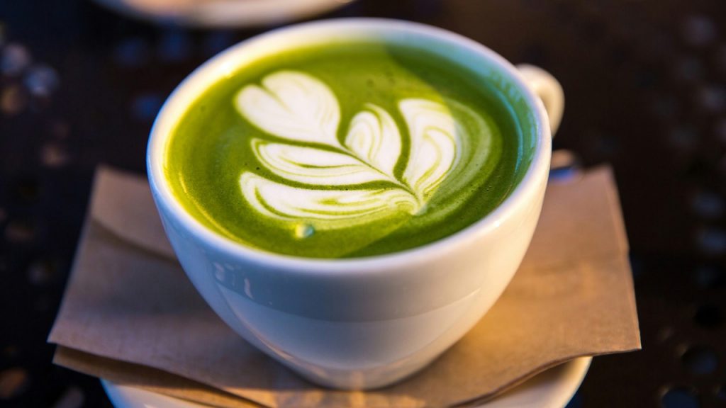 Kávé vagy matcha? Energia, koncentráció és alvás szempontjából összehasonlítva