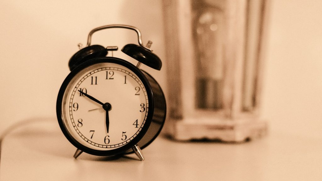 Így kelj fel ébresztőóra nélkül: 3 kipróbált trükk